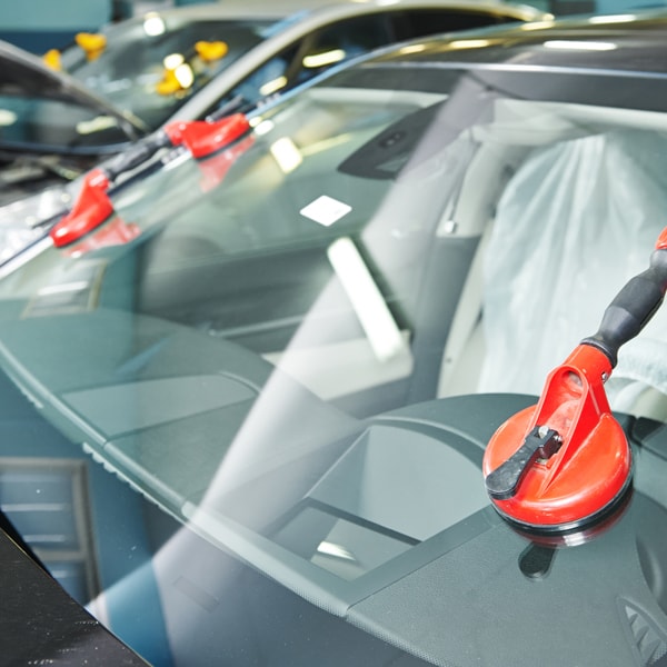 Auto glass service to contact when windshield is damaged  in Florida