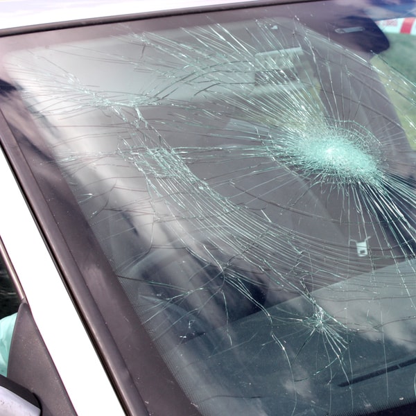 what auto glass replacement service to call and what is the price cost to fix broken windshield  in Florida